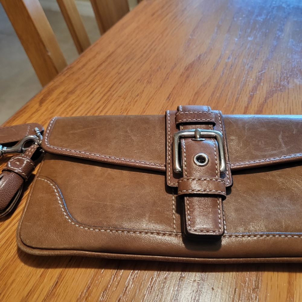 Coach Clutch - Picture 2 of 5